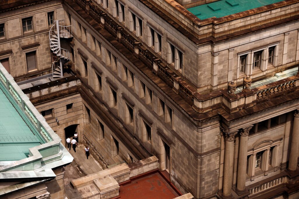 【悲報】日銀「助けて！新紙幣の普及率が3割以下なの！！せっかく作ったのになんで？！」
